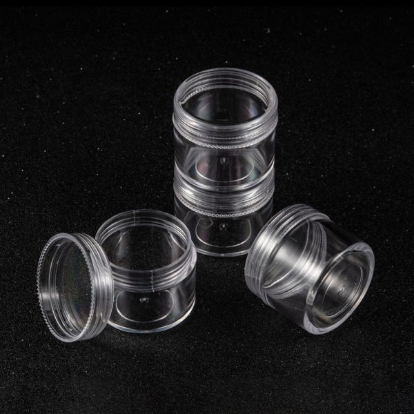 <p>Баночка для хранения бисера, бусин, мелкой фурнитуры и т.д. из качественного прозрачного пластика. Крышечка плотно завинчивается. Диаметр 3,9 см. Высота 3.3 см. На баночках возможны небольшие потертости. Цена за 1 баночку.</p>