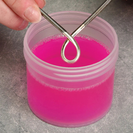 <p>Жидкость Instant Tarnish Remover для моментальной очистки от потемнения изделий из серебра, золота, меди, латуни. Также подходит для посеребренных/позолоченных вещей, но воздействие должно быть очень краткосрочным, чтобы покрытие не разъелось. Цвет жидкости в разных партиях может варьироваться от почти прозрачного до ярко-розового. 
Инструкция в полном описании. Цена за 1 баночку 118 мл.</p><p>УЦЕНКА: во время транспортировки жидкость немного просочилась, видны высохшие следы подтеков на упаковке и под крышкой; визуально жидкости в баночке столько, сколько и должно быть.</p>