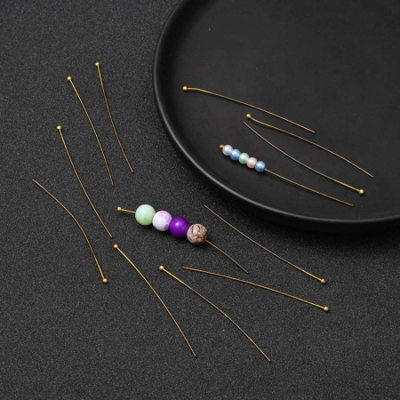 <p>Бюджетные длинные пины с шариком бронзового цвета. Длина около 6 см, диаметр пина около 0,7 мм, диаметр шарика около 1,5-2 мм. Головка на пине может быть расположена не точно по центру, пины могут быть погнуты. Оттенок может отличаться от фотографии и в разных поставках. Цена за 10 грамм (около 45 штук, фасуются без проверки на дефекты).</p>