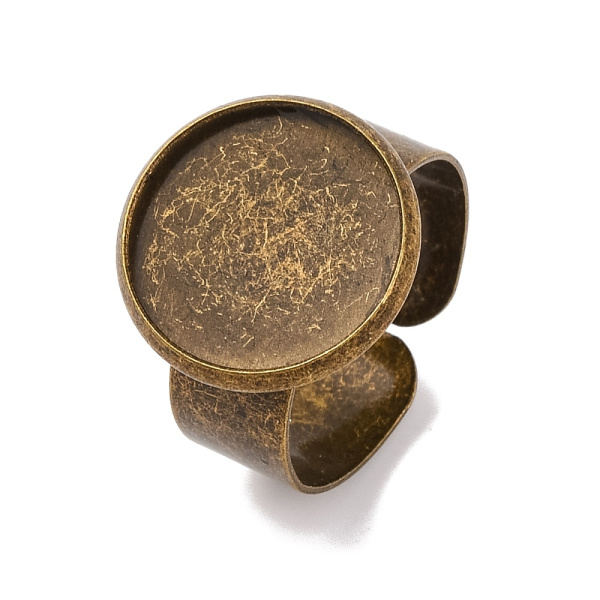 <p>Основа для кольца с платформой-чашей 16 мм (внутренний диаметр - 14 мм). Края чаши немного загнуты внутрь. Кольцо хорошо подойдёт под заливку эпоксидкой, краской или для вклеивания круглых кабошонов. Ширина полотна кольца-каффа - 7 мм. Размер кольца регулируется. Оттенок может отличаться от фотографии и в разных поставках. Цена за 2 шт.</p><p>УЦЕНКА: форма основы имеет не совсем круглую форму; платформа чаще всего смещена относительно центра; могут встречаться пятнышки, вмятинки, неровности.</p>