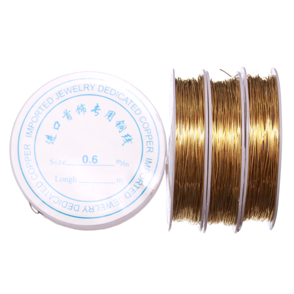 <p>Медная проволока с покрытием золотистого цвета. Оттенок может отличаться от фотографии в разных поставках. Намотка может состоять из нескольких частей. Цена за катушку около 8 метров.</p><p>ВНИМАНИЕ: на покрытии возможны пятнышки, дизайн этикетки может отличаться от фотографии.</p>