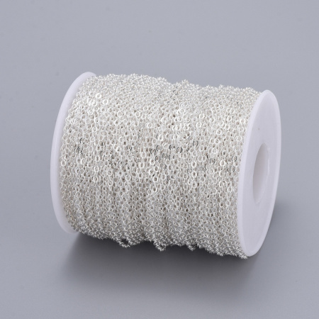 <p>Качественная цепочка цвета светлого серебра. Оттенок может отличаться от фотографии и в разных поставках. Базовый материал - латунь. Звенья запаяны, не рвется, покрытие не облезает. Размер звена примерно 2.5х2 мм, может немного отличаться от заявленного. Цена за 2 метра.</p>