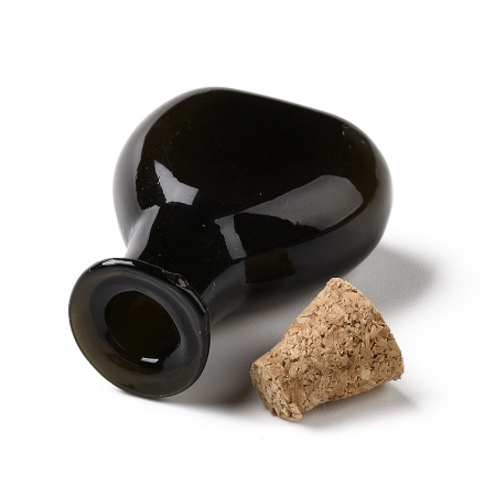 <p>Миниатюрная стеклянная бутылочка с пробкой. Бутылочка сделана из цветного стекла. Цвет непрозрачный чёрный, оттенок может отличаться от фотографии и в разных поставках. Высота баночек без пробки около 27-29 мм, ширина около 21 мм, толщина около 11 мм. Внутренний диаметр горлышка около 5 мм. Такие бутылочки отлично подходят для создания кулонов, кукольных миниатюр, как реквизит для различных игр, а также для декорирования дома. На поверхности возможны мелкие царапинки и пятнышки. Бутылочки могут немного отличаться по форме и размеру. Цена за 1 шт.</p>
<p>УЦЕНКА: горлышко неровное, возможны заусенцы и небольшие сколы.</p>