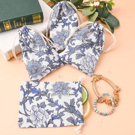 <p>Текстильный подарочный мешочек в эко-стиле, натурального цвета с растительным орнаментом (на мешочке изображены цветы, веточки и листья в серо-голубых и синих тонах). Отлично подойдет для упаковки украшений в экостиле. В мешочек вставлена веревочка льняного цвета для завязывания. Мешочки могут быть немного мятыми и слегка отличаться по форме и размеру. Оттенок может отличаться от фотографии и в разных поставках. Цена за 5 шт.</p>