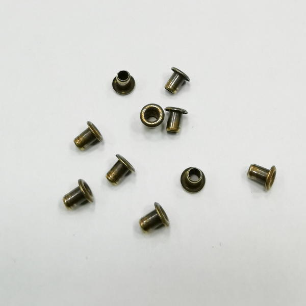 <p>Декоративный металлический люверс без ответной части (блочка), размер примерно 3.8*3.7 мм. Такие люверсы можно использовать как для декорирования одежды, кожаных и текстильных браслетов и аккуратного оформления отверстий в картоне, так и в качестве вставки (громмета) для декорирования бусин с крупным отверстием. Диаметр вставной части - 2.2 мм, диаметр отверстия около 1.5 мм. В качестве люверсов подходят для материала толщиной 2.5-3мм. Производство Тьерра Каст (Tierra Cast, США). Цвет бронзовый с чернением (оксидированная латунь). Оттенок может отличаться от фотографии. Артикул производителя: 01-0080-27. Цена за 20 шт.</p>