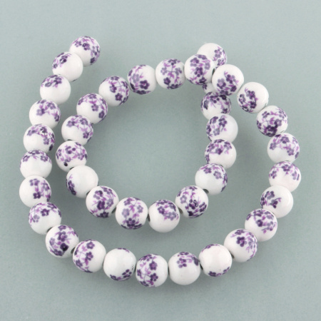 <p>
Фарфоровая бусина (porcelain) с фиолетовыми цветами (печатный узор). Рисунок может быть немного смазан (см. фото). Диаметр бусин - около 10 мм, диаметр отверстия - около 1.8 мм. Бусины могут немного отличаться по форме и размеру. Цена за низку из 13 шт.
</p>