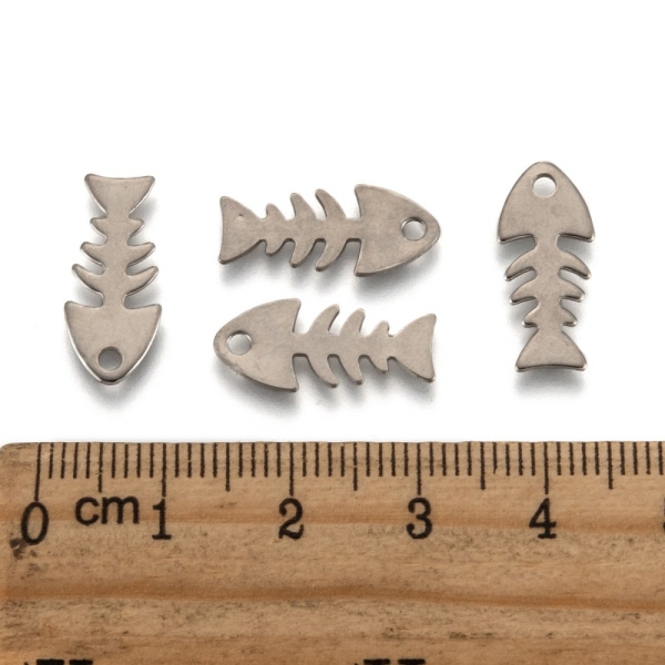 <p>Не темнеющая фурнитура. Небольшая плоская двусторонняя подвеска - скелет рыбы из нержавеющей гипоаллергенной стали (марка 304: используется в пищевой промышленности, не окисляется, не темнеет, не облезает). Оттенок может отличаться от фотографии. На поверхности возможны небольшие царапинки. Можно использовать для штампинга или гравировки. Цена за 1 шт.</p>