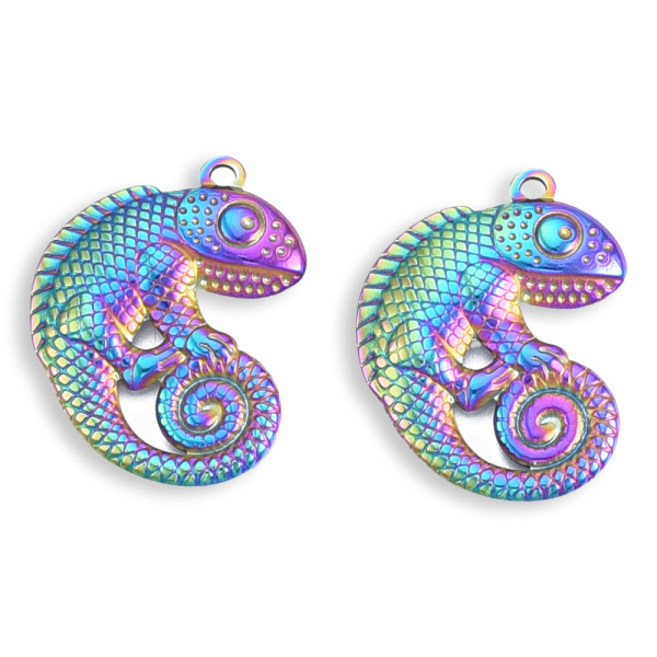 <p>Эффектная, довольно крупная односторонняя подвеска - радужный хамелеон. Подвески довольно тяжёленькие, слегка выпуклые, выглядят солидно. Отлично подойдут для кулонов и брелоков. Базовый материал - нержавеющая сталь марки 201, сверху радужное покрытие. Оттенок может отличаться от фотографии и в разных поставках: у одних хамелеончиков преобладают золотые тона, у других фиолетовые, розовые, голубые или зелёные. Цена за 1 шт.</p>