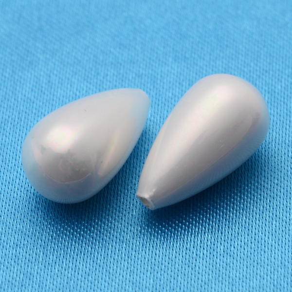<p>
Полупросверленная бусина капля из ракушки с покрытием под жемчуг Майорка (Майолика). Цвет радужный белый. Оттенок может отличаться от фотографии и в разных поставках. Длина бусины - около 16 мм, ширина нижней части - около 8 мм. Диаметр отверстия - около 1 мм. Рекомендуется использовать с вклеивающимися штифтами. Бусины могут немного отличаться по форме и размеру. Цена за 1 шт.
</p><p>УЦЕНКА: небольшие неровности, вмятинки, пятнышки,некоторые бусины приплюснуты с одной стороны.</p>