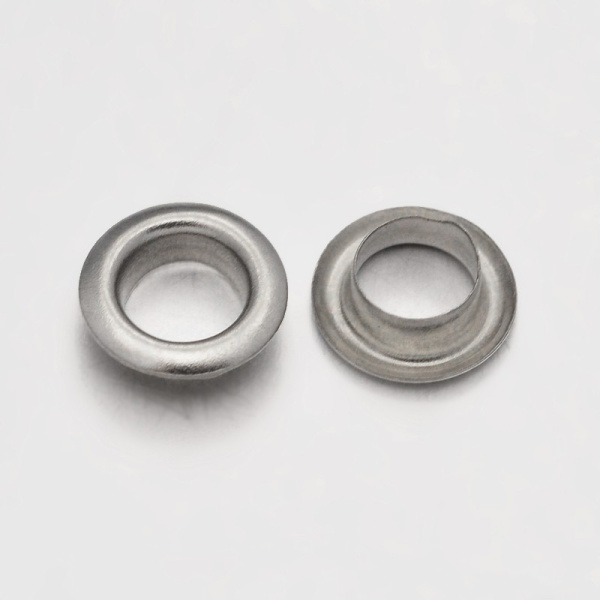 <p>Бюджетные люверсы для бижутерии (декоративные) без ответной части (блочки), размер 8.5*3 мм. Используются в качестве вставки для декорирования бусин Пандора или других бусин с крупным отверстием. Диаметр вставной части - 5.5 мм. Могут немного отличаться по размеру. Цена за 2 грамма (около 26 шт.)</p>