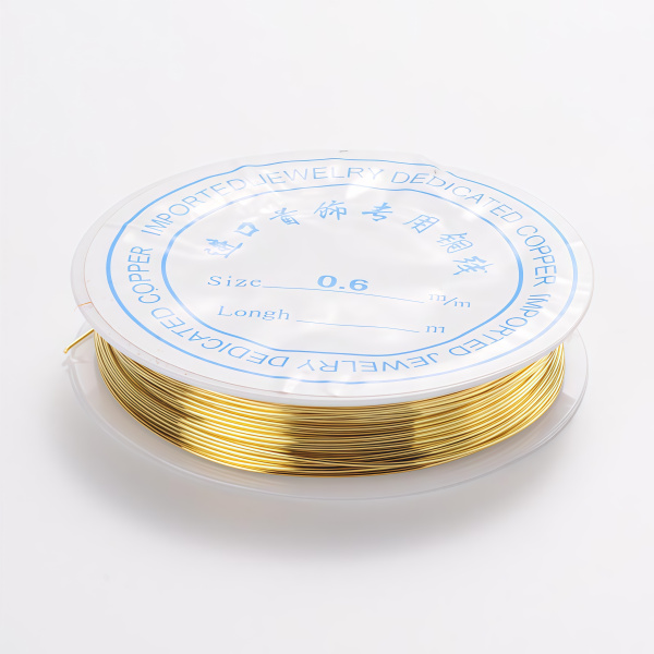 <p>Медная проволока с покрытием золотистого цвета. Оттенок может отличаться от фотографии в разных поставках. Намотка может состоять из нескольких частей. Цена за катушку около 8 метров.</p><p>ВНИМАНИЕ: на покрытии возможны пятнышки, дизайн этикетки может отличаться от фотографии.</p>