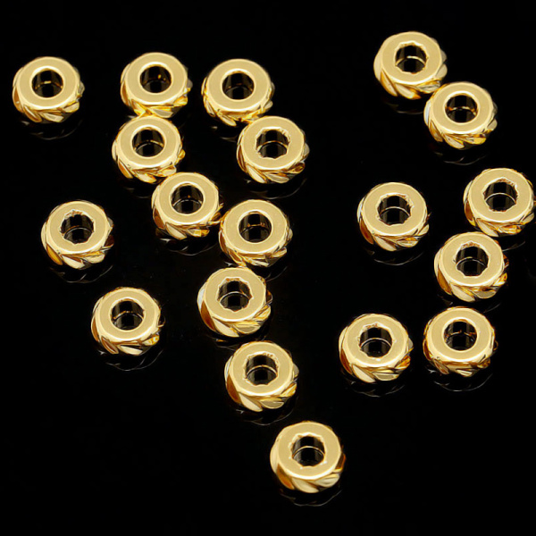 <p>Качественная корейская фурнитура класса люкс. Металлическая бусина - рондель в форме кольца с насечками (алмазными гранями). За счёт текстуры бусины очень красиво блестят. Диаметр отверстия - около 1.8 мм, отверстие сделано не очень аккуратно. Материал - латунь, покрытие - позолота 16 карат. Оттенок может отличаться от фотографии и в разных поставках. Бусины могут немного отличаться по форме и размеру. Цена за 5 шт.
</p>