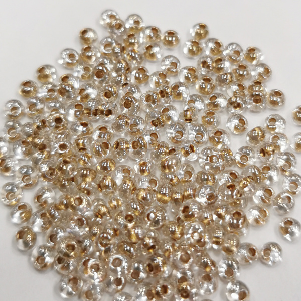 <p>Японский бисер TOHO Magatama (приплюснутый каплеобразный бисер Тохо со смещенным отверстием), размер 3мм. Кристально-прозрачный с золотистой сердцевиной (Gold-Lined Crystal). Оттенок может отличаться от фотографии. Среднее количество бисерин в 1 грамме Toho Магатама 3 мм - около 35 штук, может сильно варьироваться в зависимости от цвета бисера. Цена за 10 грамм.</p>