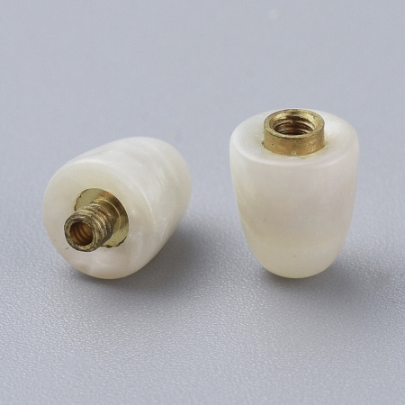 <p>Пластиковая закручивающаяся застежка с металлической вставкой, пластик молочно-белый с разводами (под перламутр); вставка из латуни приглушённого цвета. Оттенок может отличаться от фотографии и в разных поставках. Застежка состоит из двух концевиков - один с внутренней резьбой, второй - с внешней. Диаметр входного отверстия у концевиков - около 0.8 мм. Замочек хорошо подходит для перламутровых и жемчужных бус, а также украшений, сделанных из похожих по цвету каменных и стеклянных бусин. Можно использовать для детских украшений и для людей с аллергией на металлы. Застежка используется следующим образом: вставьте нить в один из концевиков со стороны меньшего отверстия, завяжите узелок и подтяните его внутрь концевика. Наденьте на нить бусины в том порядке, в котором Вы хотите. Чтобы завершить сборку, вставьте оставшийся конец нити во второй концевик и завяжите узелок на нити внутри концевика. Цена за 1 замочек.</p>