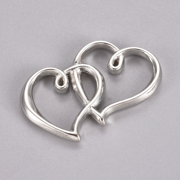 <p>Двусторонний металлический соединительный элемент в форме двух сердец. Цвет - античное серебро с чернением. Оттенок может отличаться от фотографии и в разных поставках. Цена за 5 шт.</p>