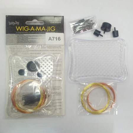 <p>
Набор для работы с проволокой WIG-A-MA-JIG для начинающих (аналог WigJig и Thing A Ma Jig Beginner). В комплекте 1 доска из прозрачного пластика, 20 колышков - насадок (15 малых, 2 средних, 2 больших и 1 очень большой). В комплект также входят 3 мотка проволоки по 1.8 метра (серебристого, золотистого и медного цветов) и небольшая инструкция с примерами (на английском и французском языках + картинки). Рабочая площадь поверхности составляет 101*76 мм.
</p>