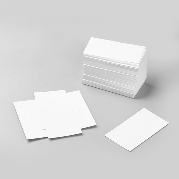 <p>Картонный держатель для демонстрации украшений. На карточку можно надеть серьги, пусеты, небольшой кулон на цепочке. Также можно использовать как ценник. Карточка сделана из белого картона, текстурированного с лицевой стороны. Сверху имеется вырубка для подвешивания. Цена за 50 шт.</p>