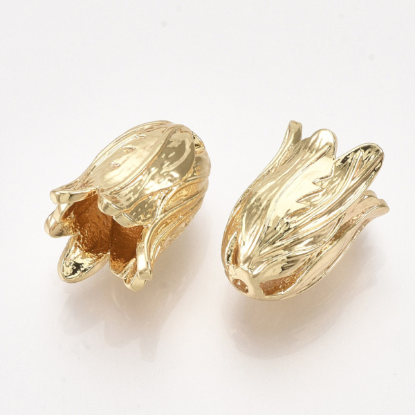 <p>Изящный конус необычного дизайна, похож на полураскрывшийся бутон цветка. Покрытие - золото 14 карат. Оттенок может немного отличаться от фотографии. Можно использовать как обниматель, концевик для кисточки или бисерных жгутов. Диаметр отверстий около: 1-1.5 мм и 6-7 мм. Цена за 1 шт.</p>