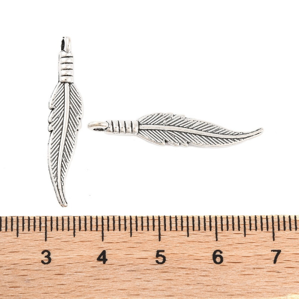 <p>Двусторонняя подвеска перышко, стиль тибетское серебро. Базовый материал - бижутерный металлический сплав на основе цинка, сверху серебристое покрытие с чернением. Оттенок может отличаться от фотографии и в разных поставках. Цена за 20 шт.</p>
