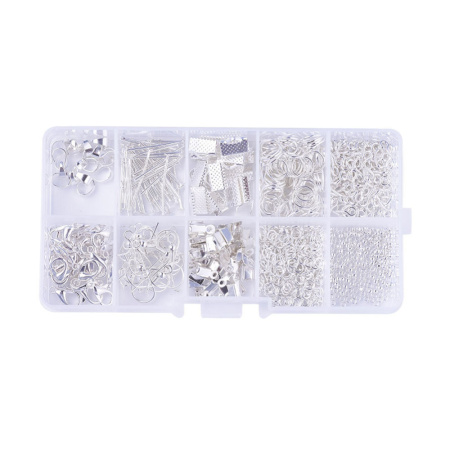 <p>Набор фурнитуры серебряного цвета для создания украшений (бижутерии). Оттенок может отличаться от фотографии и в разных поставках. Внутри коробочки может попадаться шелуха овса, используемая для абсорбции лишней влаги. В набор входит:
</ul>
<li>Кримпы размером около 2мм (внутренний диаметр около 1.2мм): около 250 шт.</li>
<li>Пины со шляпкой размером около 22*0.7мм: около 5 грамм.</li>
<li>Концевики обжимные размером около 9*4*3.5мм, внутренний размер около 2.5мм: около 25 пар.</li>
<li>Концевики для лент текстурированные зажимные размером около 10*7мм (для лент шириной 9-10мм): около 10 пар.</li>
<li>Открытые швензы-крючки около 18мм с шариком и пружинкой: около 10 пар.</li>
<li>Застёжка-карабин 12*6 мм: около 30 шт.</li>
<li>Штифт вкручивающийся размером около 8*4*1мм: около 150 шт.</li>
<li>Держатель зажимной размером около 7*5*3мм: около 20 шт.</li>
<li>Одинарные разъёмные соединительные колечки размером около 8*0.7мм: около 10 грамм.</li>
<li>Одинарные разъёмные соединительные колечки размером около 4*0.7мм: около 10 грамм.</li>
<li>Прозрачная ластиковая коробочка-органайзер на 10 ячеек с синим замком-фиксатором, размер коробочки примерно 13*6.8*2.1 см.</li>
</p>