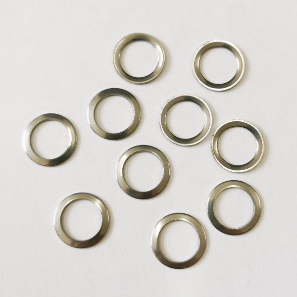 <p>Не темнеющая фурнитура для бижутерии из нержавеющей стали (марка 304: не окисляется, не облезает). Соединительный элемент - лаконичное кольцо. Также можно использовать как декоративный элемент при работе с сутажем. Края не очень гладкие, отверстие может быть сделано не четко по центру, а с небольшим смещением. На поверхности возможны царапинки, щербинки. Оттенок может отличаться от фотографии. Обратите внимание на фотографию - кольца слегка вогнутые. Цена за 10 шт.</p>