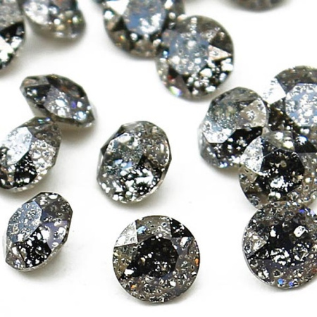 <p>Ювелирный кристалл Swarovski Fancy Stone Xirius Chaton (1088). Форма шатон (круглая), размер 3.1 мм (pp24). Цвет кристально-прозрачный с черной патиной (CRYSTAL BLACK PATINA), с фольгой (foiled). Оттенок может немного отличаться от фотографии. Данные стразы с выпуклым основанием подходят для использования с цапами, вклеивания в фурнитуру с чашами (выемками) для кристаллов. Производство: Австрия. Цена за 10 шт.</p>