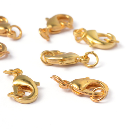 <p>Карабин золотистого цвета. Оттенок может отличаться от фотографии и от партии к партии. В комплекте - два неразъемных соединительных колечка диаметром 5-6 мм. Цена за 2 шт.</p><p>УЦЕНКА: карабины "залипают" при открытии, язычок не всегда возвращается в  закрытое положение самостоятельно. На покрытии возможны царапинки, вмятинки, пятнышки.</p>