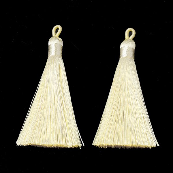 <p>Изящная полиэстеровая кисточка с петелькой. Используется для создания сережек, кулонов (сотуаров), подвесок на сумки, четки и брелоки. Оттенок может отличаться от фотографии. Размер может немного отличаться от заявленного. Цена за 2 шт.</p>