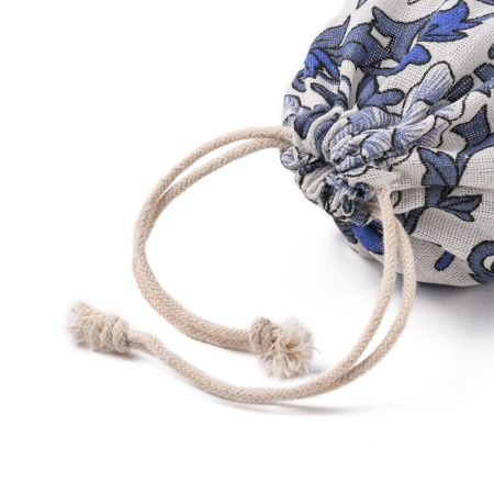 <p>Текстильный подарочный мешочек в эко-стиле, натурального цвета с растительным орнаментом (на мешочке изображены цветы, веточки и листья в серо-голубых и синих тонах). Отлично подойдет для упаковки украшений в экостиле. В мешочек вставлена веревочка льняного цвета для завязывания. Мешочки могут быть немного мятыми и слегка отличаться по форме и размеру. Оттенок может отличаться от фотографии и в разных поставках. Цена за 5 шт.</p>