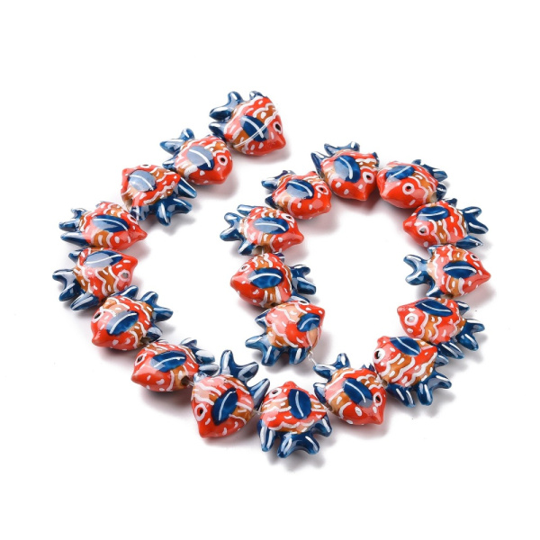 <p>Бусина из фарфора - коралловая рыбка ручной работы. Напоминает тропическую рыбу - бабочку. Бусины слеплены и расписаны вручную: могут отличаться по форме, рисунку и размеру. Размер отверстия около 1-2 мм. Оттенок может отличаться от фотографии и в разных поставках. Цена за 1 бусину.</p>
