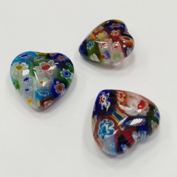 <p>Стеклянная бусина ручной работы, выполнена в технике миллефиори. Все сердечки имеют разную расцветку, могут незначительно отличаться по размеру и форме. Цена за 1 шт.
</p>