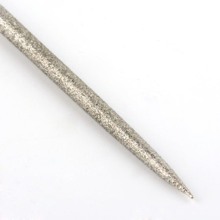 <p>Удобный бюджетный надфиль с красной резиновой ручкой. Выполнен из качественной стали с алмазным напылением. Прекрасно подходит для расширения отверстий в дереве, камне, пластике, жемчуге, керамике. Для большей эффективности смочите надфиль водой. Толщина надфиля от 0.8-1 мм до 2.8-3.3 мм. Цена за 1 шт.</p><p>ВНИМАНИЕ: на ручке возможны небольшие неровности.</p>