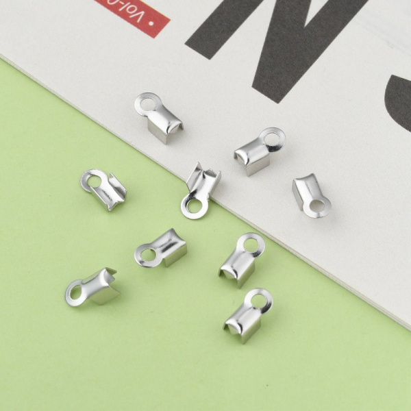 Не темнеющая фурнитура. Качественный и крепкий обжимной концевик из нержавеющей стали с внутренним размером около 3 мм (подходит также для круглых шнуров толщиной 2-2.5 мм). Цена за пару. Хорошо подходит для:
шнура
нескольких тонких шнуров
Можно использовать также для:
узкой ленты