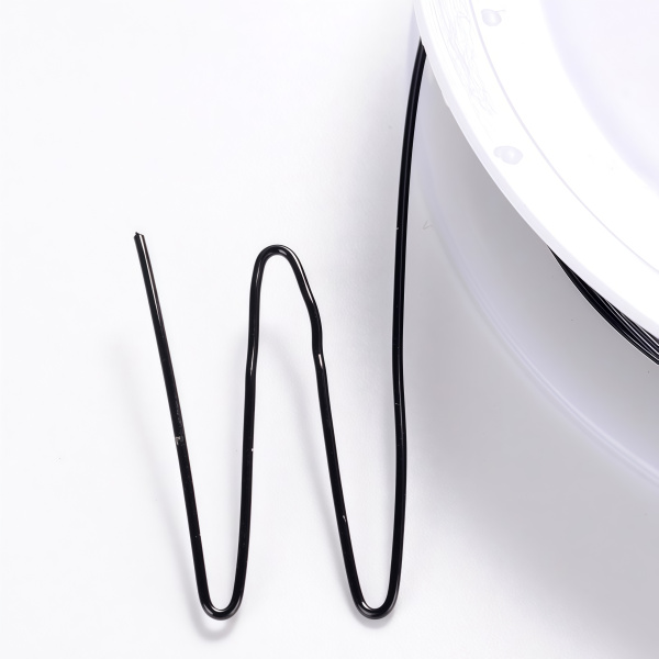 <p>Медная проволока с покрытием черного цвета. Используется для создания украшений, изготовления деревьев и цветов из бисера и камней, и прочих декоративных работ. Намотка может состоять из нескольких частей. Цена за катушку, примерно 8 метров.</p>