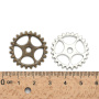 <p>Набор декоративных элементов - шестеренок из металлического сплава. Эти шестеренки могут также использоваться как подвески или соединительные элементы. Отлично подойдут для украшений в стиле стимпанк (steampunk). Возможные цвета: золото, бронза, медь, тибетское серебро. Оттенок может отличаться от фотографии и в разных поставках. Цена за 20 шестерёнок случайного цвета.</p>