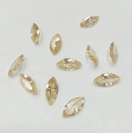 Ювелирный кристалл из фианита, 10х5мм, форма челнок, шампань, 1 шт.