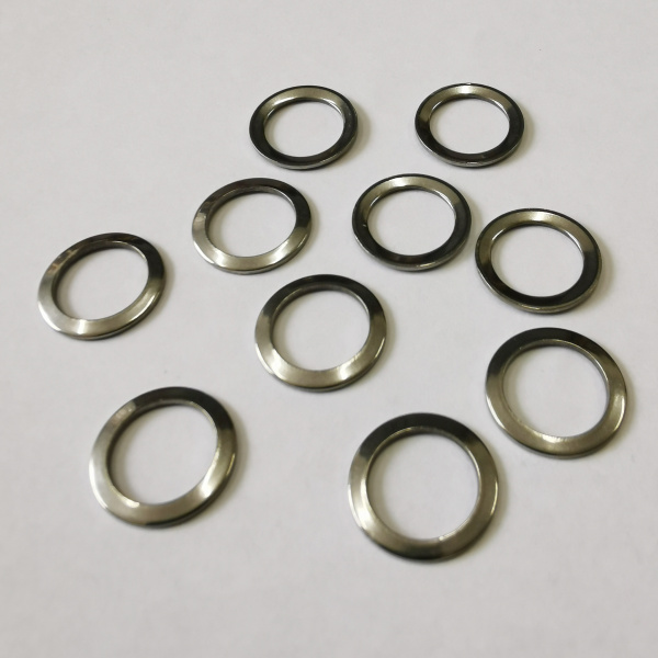 <p>Не темнеющая фурнитура для бижутерии из нержавеющей стали (марка 304: не окисляется, не облезает). Соединительный элемент - лаконичное кольцо. Также можно использовать как декоративный элемент при работе с сутажем. Края не очень гладкие, отверстие может быть сделано не четко по центру, а с небольшим смещением. На поверхности возможны царапинки, щербинки. Оттенок может отличаться от фотографии. Обратите внимание на фотографию - кольца слегка вогнутые. Цена за 10 шт.</p>