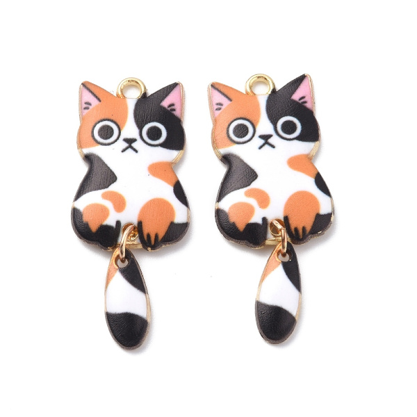 <p>Односторонняя металлическая подвеска золотистого цвета с эмалевым покрытием. Подвеска сделана в форме кота с подвижным хвостом. Кошечка трёхцветная, считается, что такие кошки приносят удачу. Оттенок может отличаться от фотографии и в разных поставках. На обратной стороне возможен небольшой подтёк эмали. Цена за 5 шт.</p>