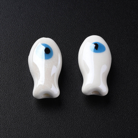 <p>Бусина из фарфора - стилизованная рыбка ручной работы. Перламутрово-белая рыба с голубым глазом, иногда предметы с такими глазками используют как амулет от сглаза. Бусины сделаны вручную, могут отличаться по форме, рисунку и размеру. Размер отверстия около 1-2 мм. Оттенок может отличаться от фотографии и в разных поставках. Цена за 5 бусин.</p>