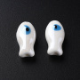 <p>Бусина из фарфора - стилизованная рыбка ручной работы. Перламутрово-белая рыба с голубым глазом, иногда предметы с такими глазками используют как амулет от сглаза. Бусины сделаны вручную, могут отличаться по форме, рисунку и размеру. Размер отверстия около 1-2 мм. Оттенок может отличаться от фотографии и в разных поставках. Цена за 5 бусин.</p>