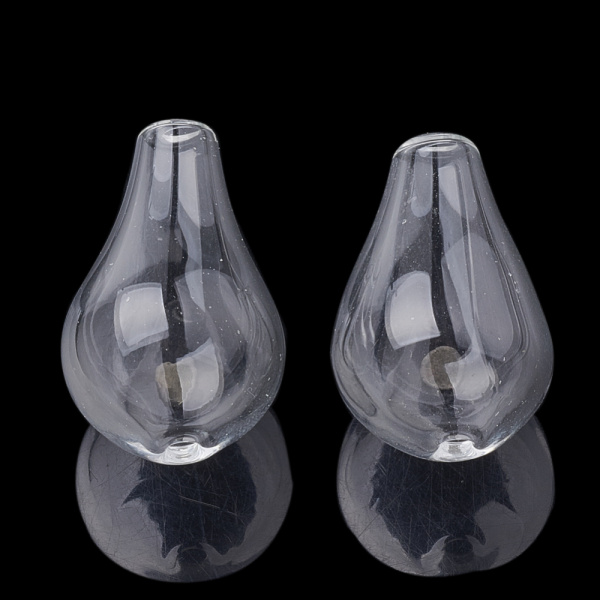 <p>Стеклянная полая капля со сквозным отверстием для создания украшений. Бусины сделаны вручную, могут немного отличаться по форме и размеру. Напоминают также грушу. Длина бусин 23-27, толщина нижней части 14-17 мм, диаметр отверстия - около 1.5-2 мм. Цена за 1 шт.</p>