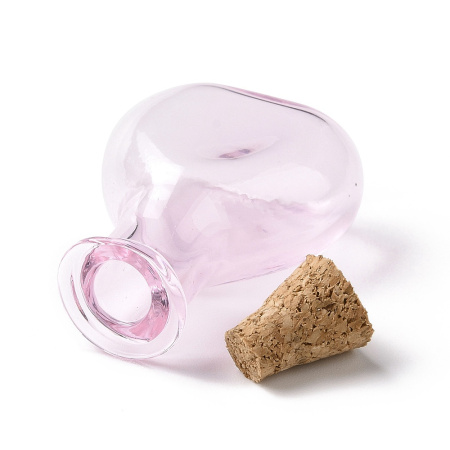 <p>Миниатюрная стеклянная бутылочка с пробкой. Бутылочка сделана из цветного стекла. Цвет розовый, оттенок может отличаться от фотографии и в разных поставках. Высота баночек без пробки около 27-29 мм, ширина около 21 мм, толщина около 11 мм. Внутренний диаметр горлышка около 5 мм. Такие бутылочки отлично подходят для создания кулонов, кукольных миниатюр, как реквизит для различных игр, а также для декорирования дома. В бутылочку можно насыпать бусинки, положить засушенные цветы и т.д. Бутылочки могут немного отличаться по форме и размеру. На поверхности возможны мелкие царапинки и пятнышки. Цена за 1 шт.</p>