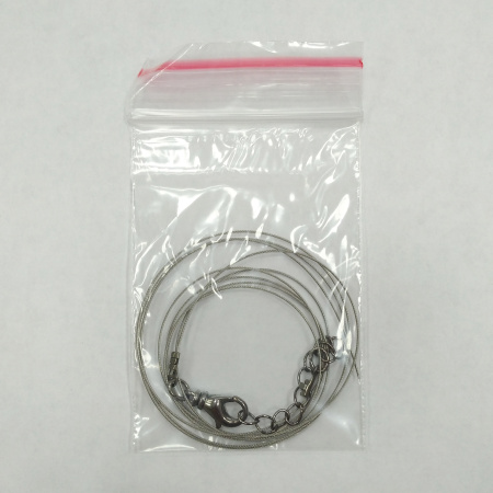 <p>Набор для сборки колье, бус или браслета длиной до 107 см. Цвет фурнитуры - черный металлик. В набор входит 7-жильный ювелирный тросик японского производства толщиной 0.48мм (сталь с нейлоновым покрытием) - около 1 метра, обжимные концевики с соединительными колечками (пара), застежка-карабин с вращающимся основанием 14*7мм и удлиняющая цепочка длиной 4 см. Вся фурнитура имеет покрытие вороненая сталь. Цена за 1 набор.</p>