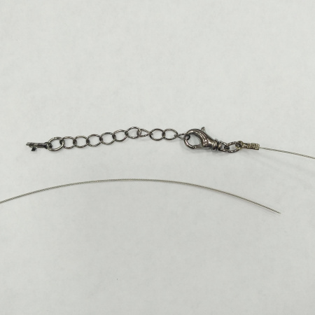 <p>Набор для сборки колье, бус или браслета длиной до 107 см. Цвет фурнитуры - черный металлик. В набор входит 7-жильный ювелирный тросик японского производства толщиной 0.48мм (сталь с нейлоновым покрытием) - около 1 метра, обжимные концевики с соединительными колечками (пара), застежка-карабин с вращающимся основанием 14*7мм и удлиняющая цепочка длиной 4 см. Вся фурнитура имеет покрытие вороненая сталь. Цена за 1 набор.</p>