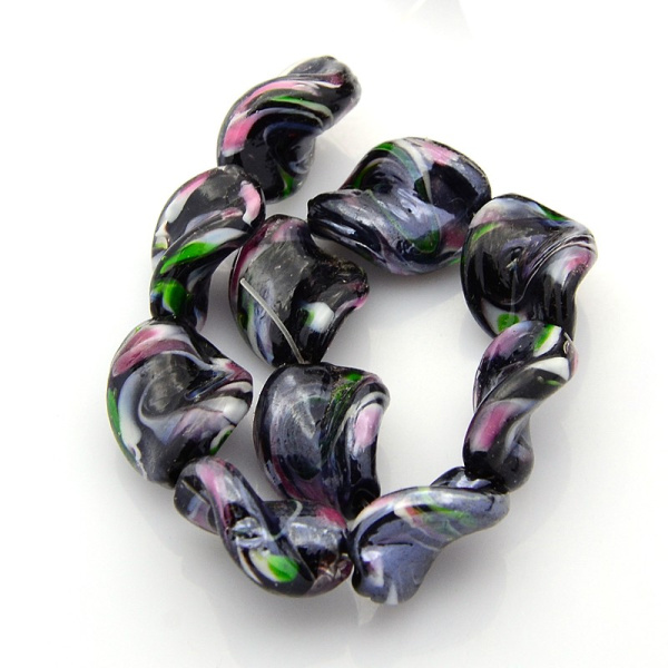 <p>Витая стеклянная бусина - листик ручной работы. Выполнена из стекла в технике лэмпворк (lampwork). Бусины могут отличаться по форме и размеру. Оттенок может отличаться от фотографии. Цена за 2 шт.</p>