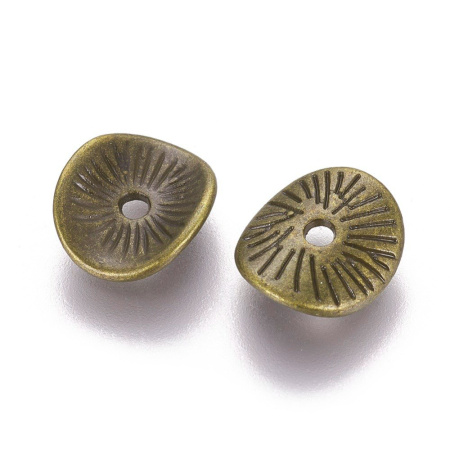 <p>Бусина в форме слегка изогнутого диска с насечками. Напоминает тыльную сторону грибной шляпки. Изготовлена из бижутерного сплава с покрытием под античную бронзу. Размер отверстия около 1.1 мм. Толщина металла - около 1 мм. Оттенок может отличаться от фотографии и в разных поставках. На покрытии возможны пятнышки. Цена за 10 грамм (около 27 штук, фасуются без проверки на дефекты).</p>