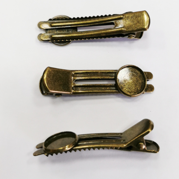 <p>Необычная двойная заколка-крокодильчик (планочка) с платформой. Диаметр платформы 14 мм, внутренний около 12 мм. Платформа из латуни, крокодильчик из железа. Цвет бронзовый. Оттенок может отличаться от фотографии и в разных поставках. Цена за 5 шт.</p>