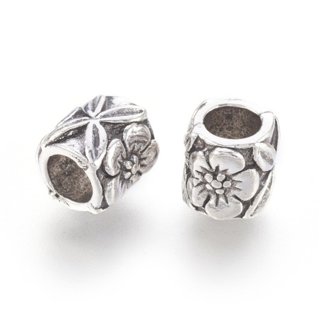 <p>Металлическая бусина трубочка с цветочным узором. Изготовлена из бижутерного сплава с серебристым покрытием (стиль тибетское серебро). Оттенок может отличаться от фотографии. Размер отверстия около 5 мм. Подходит для браслетов Пандора (Pandora). Цена за 5 бусин.</p>