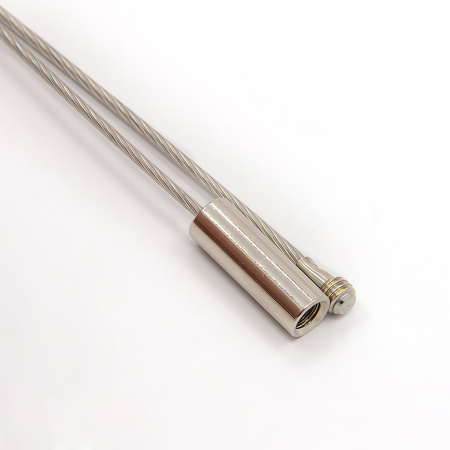 <p>Жесткая основа для колье (чокер) с закручивающимся замком. Возможны небольшие царапинки, пятнышки и неровности на замке. Цвет темно-серебристый. Оттенок может отличаться от фотографии. Длина 45 см, толщина тросика - 1 мм. Цена за 5 шт.</p>