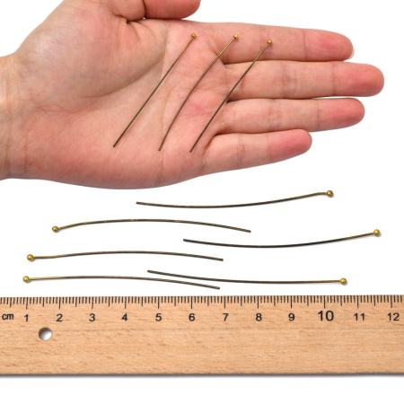 <p>Бюджетные длинные пины с шариком бронзового цвета. Длина около 6 см, диаметр пина около 0,7 мм, диаметр шарика около 1,5-2 мм. Головка на пине может быть расположена не точно по центру, пины могут быть погнуты. Оттенок может отличаться от фотографии и в разных поставках. Цена за 10 грамм (около 45 штук, фасуются без проверки на дефекты).</p>